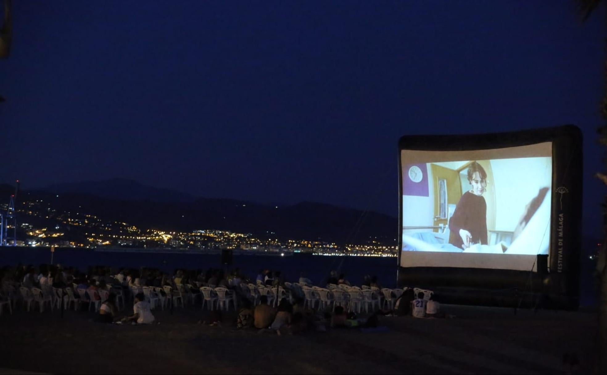 La playa de La Misericordia acogió la proyección de 'Yesterday'. 