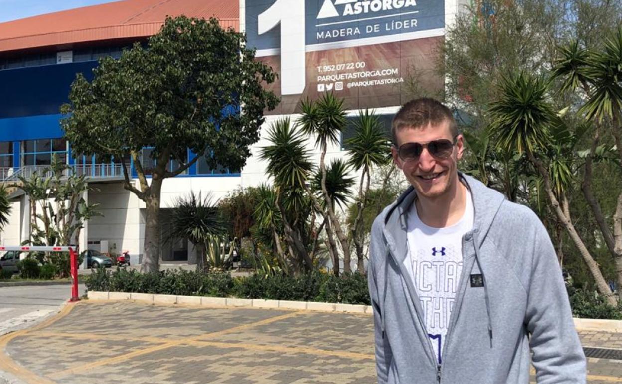 Adam Waczynski posa sonriente delante del Palacio de los Deportes. 