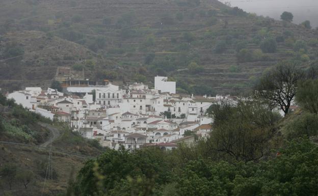 Salares. Tan sinuoso como su acceso por carretera es el laberinto de calles estrechas y empinadas que aguarda en el casco urbano del que hoy es el municipio de la Axarquía con menos habitantes. 