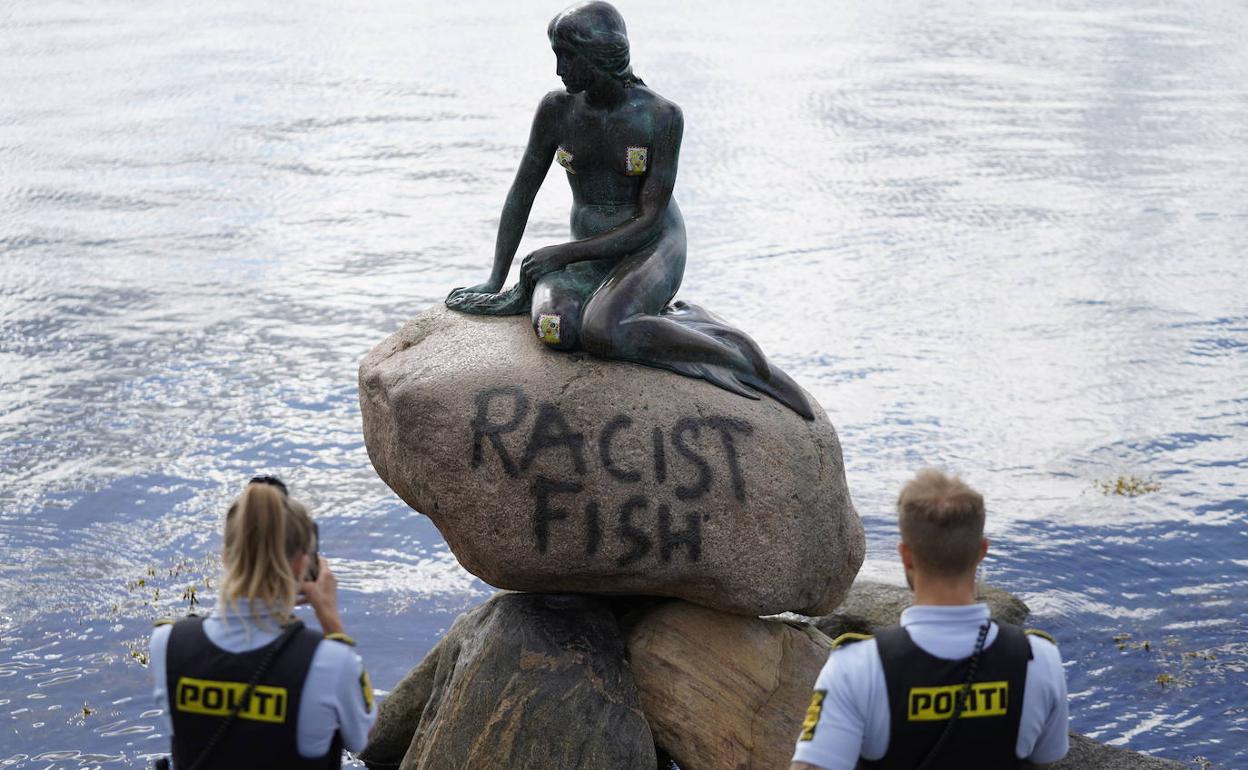 La estatua de la Sirenita de Copenhague