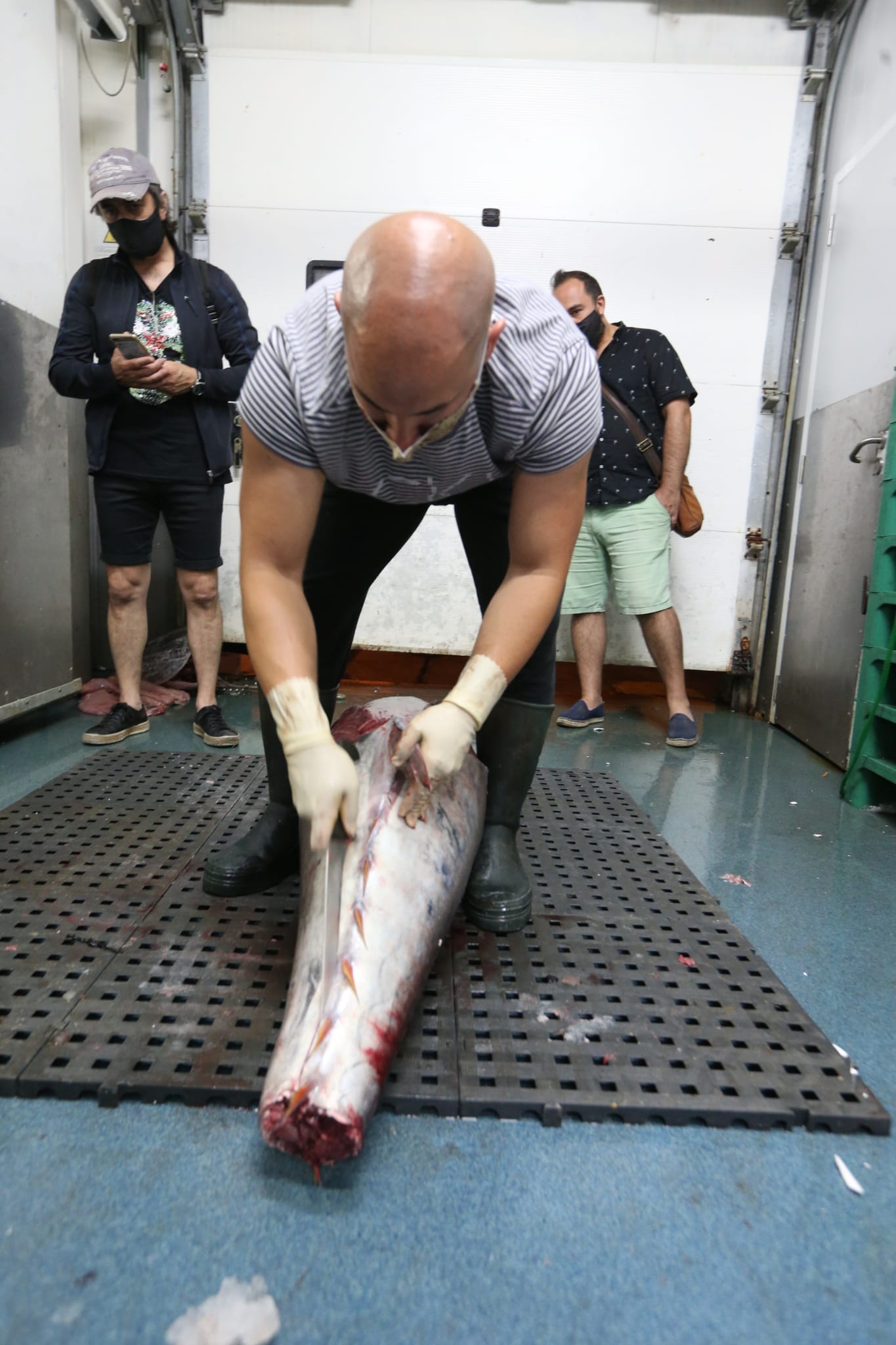 Varios puestos de Mercamálaga, realizan a diario el espectacular despiece de esta especie tan apreciada en el mundo