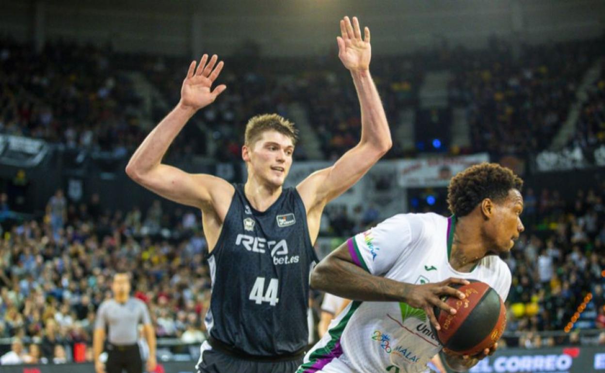 Ben Lammers defiende a Deon Thompson en un partido entre el Bilbao y el Unicaja esta temporada. 