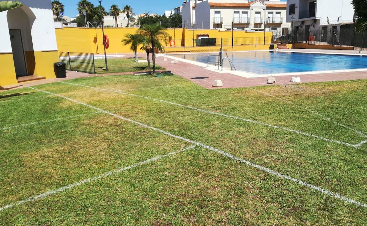 Parcelas en el césped de la piscina 