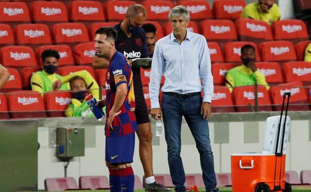 Quique Setién y Leo Messi durante un partido del Barça. 