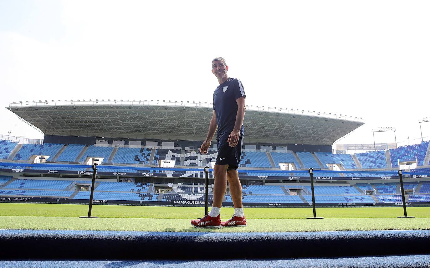 Muñiz, con La Rosaleda de fondo, cuando era técnico del equipo la temporada pasada.