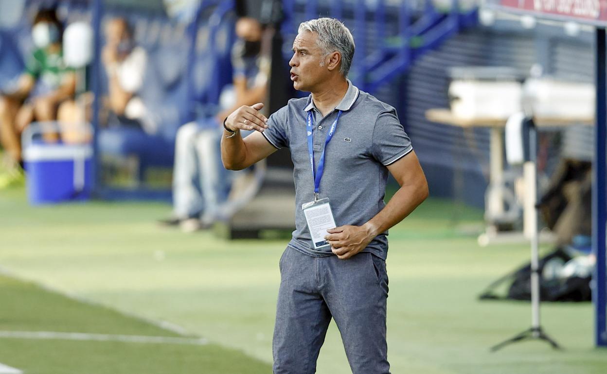 Pellicer da órdenes desde el banquillo de La Rosaleda en el partido contra el Albacete. 