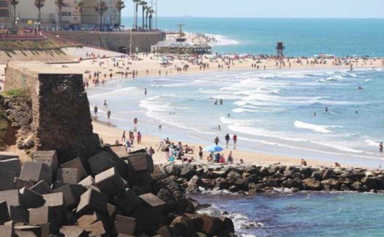 Varias playas andaluzas, obligadas a cerrar por completar el aforo