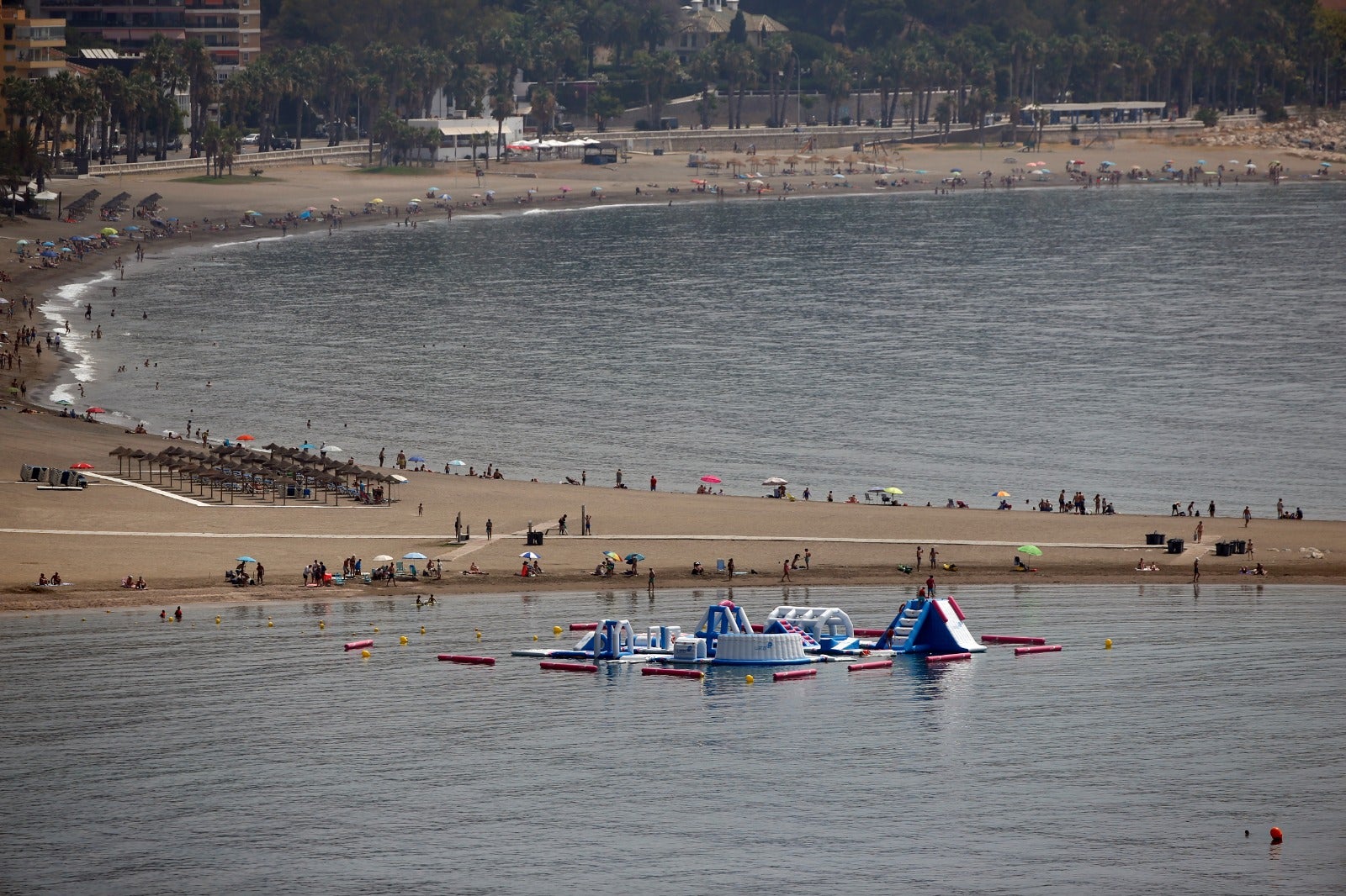 La avalancha de bañistas obliga al cierre puntual de 29 playas en Málaga por exceso de aforo