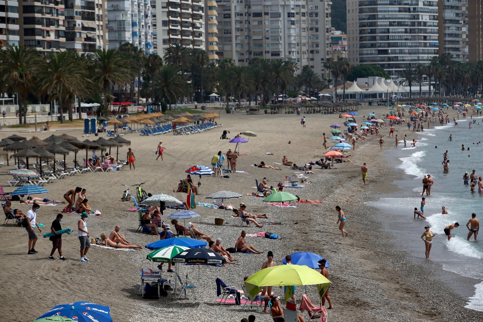La avalancha de bañistas obliga al cierre puntual de 29 playas en Málaga por exceso de aforo