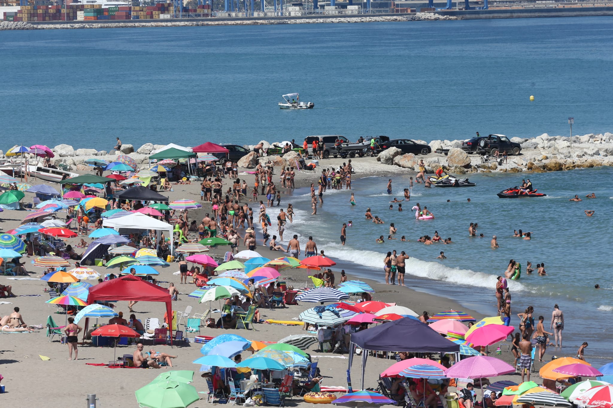 La avalancha de bañistas obliga al cierre puntual de 29 playas en Málaga por exceso de aforo