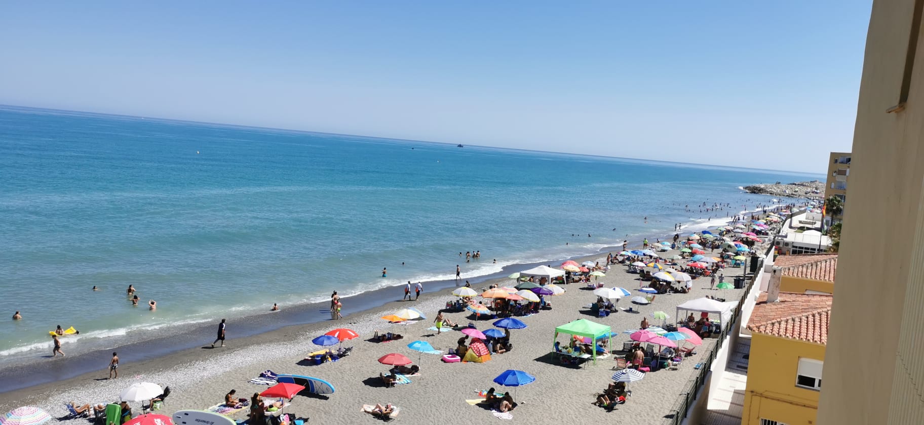 La avalancha de bañistas obliga al cierre puntual de 29 playas en Málaga por exceso de aforo