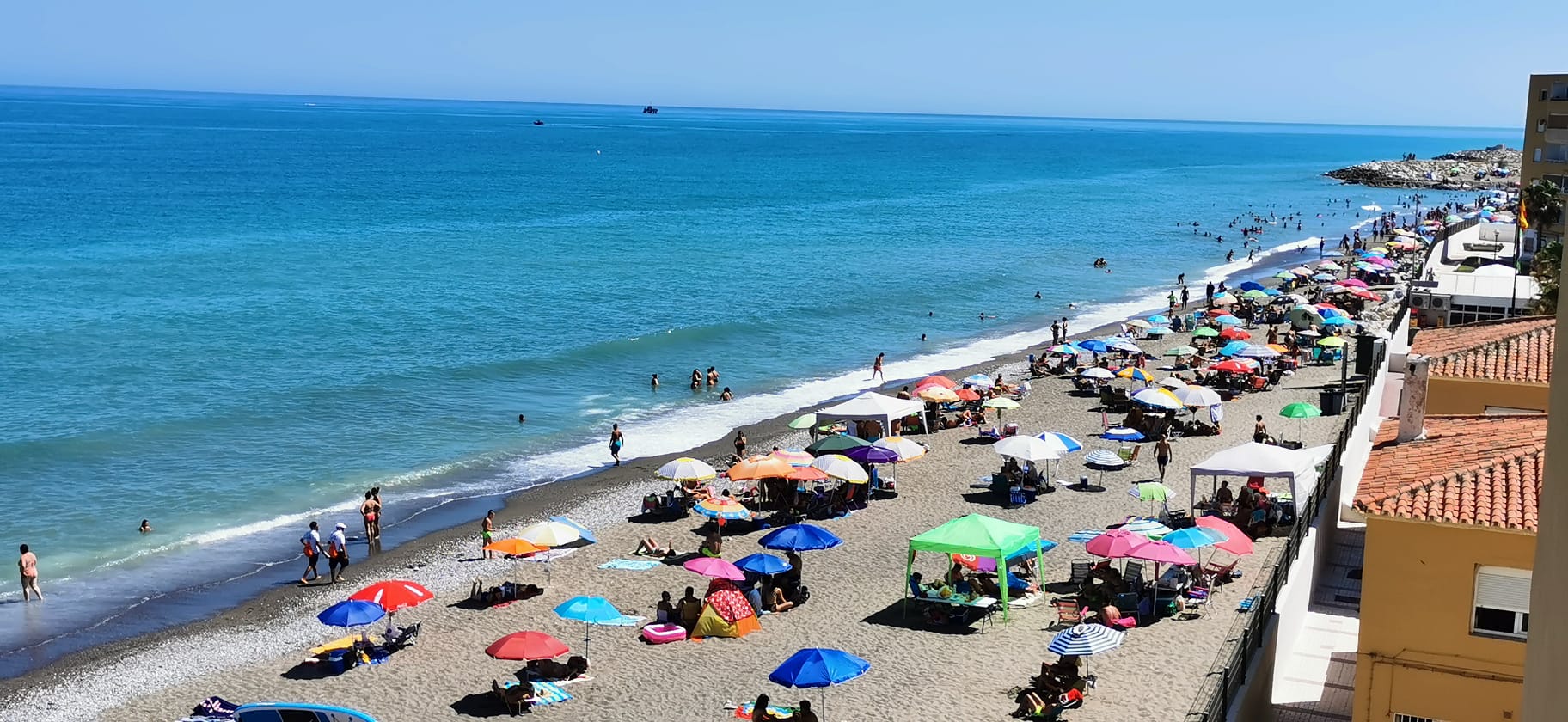 La avalancha de bañistas obliga al cierre puntual de 29 playas en Málaga por exceso de aforo