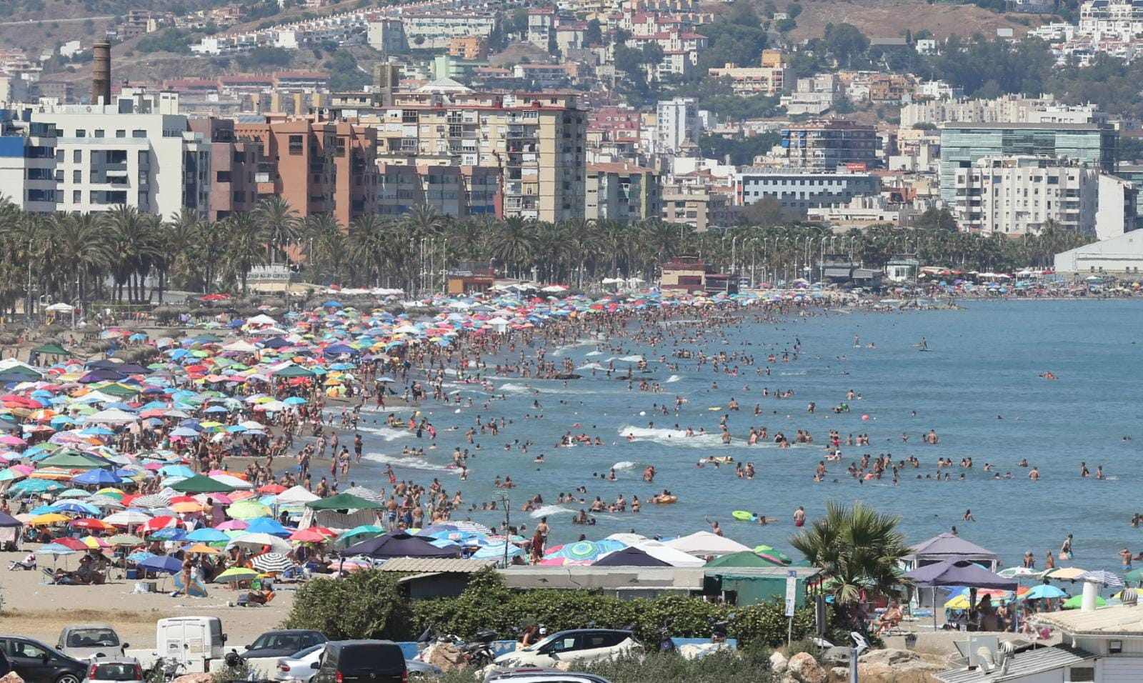 La avalancha de bañistas obliga al cierre puntual de 29 playas en Málaga por exceso de aforo