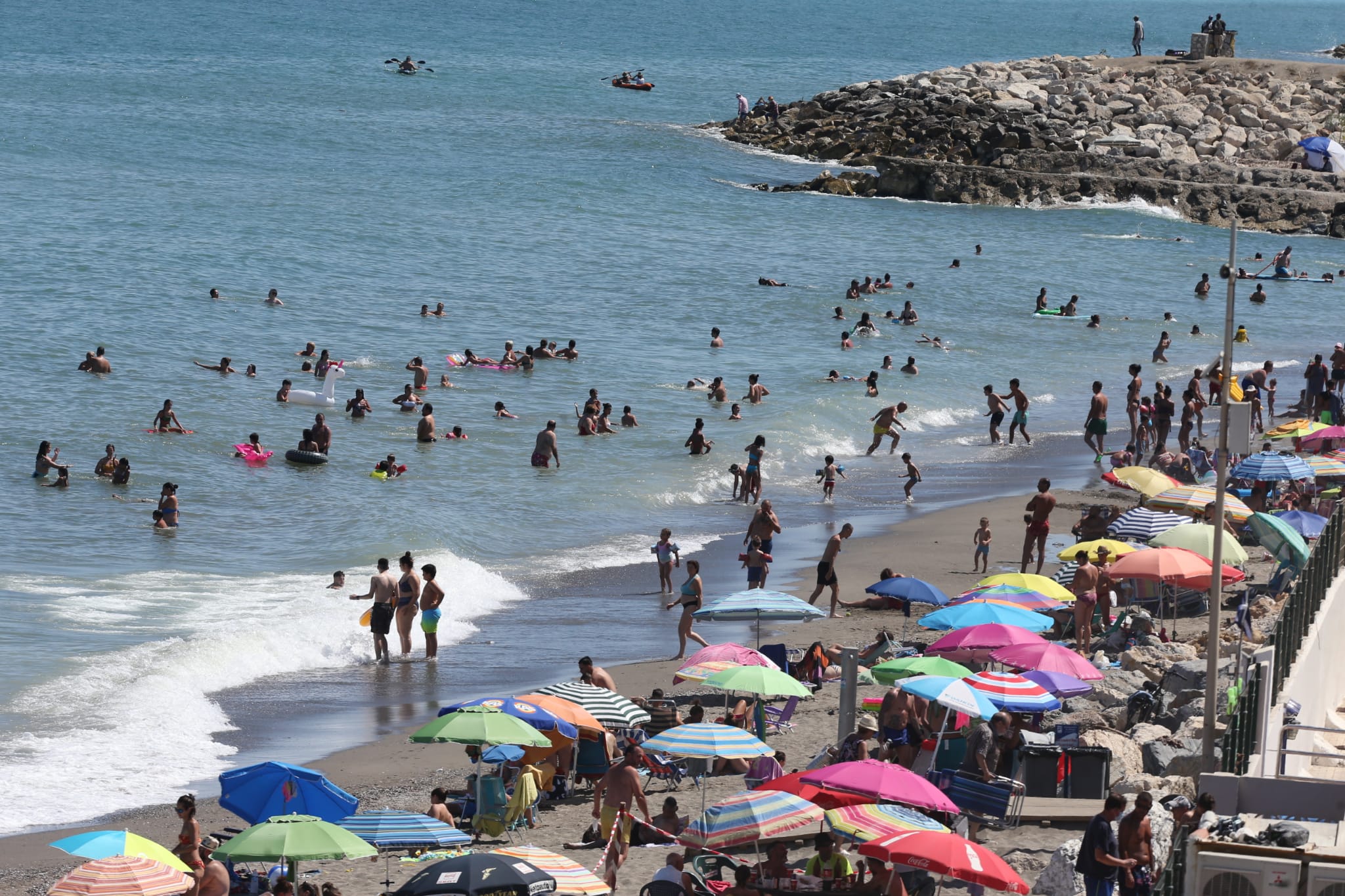 La avalancha de bañistas obliga al cierre puntual de 29 playas en Málaga por exceso de aforo