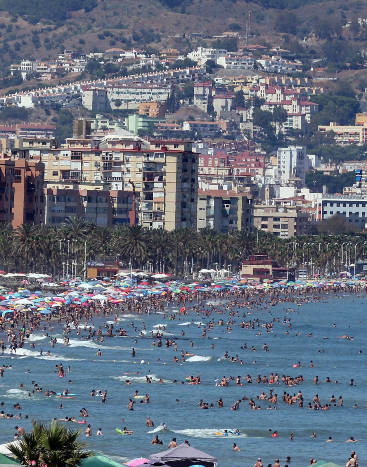La avalancha de bañistas obliga al cierre puntual de 29 playas en Málaga por exceso de aforo