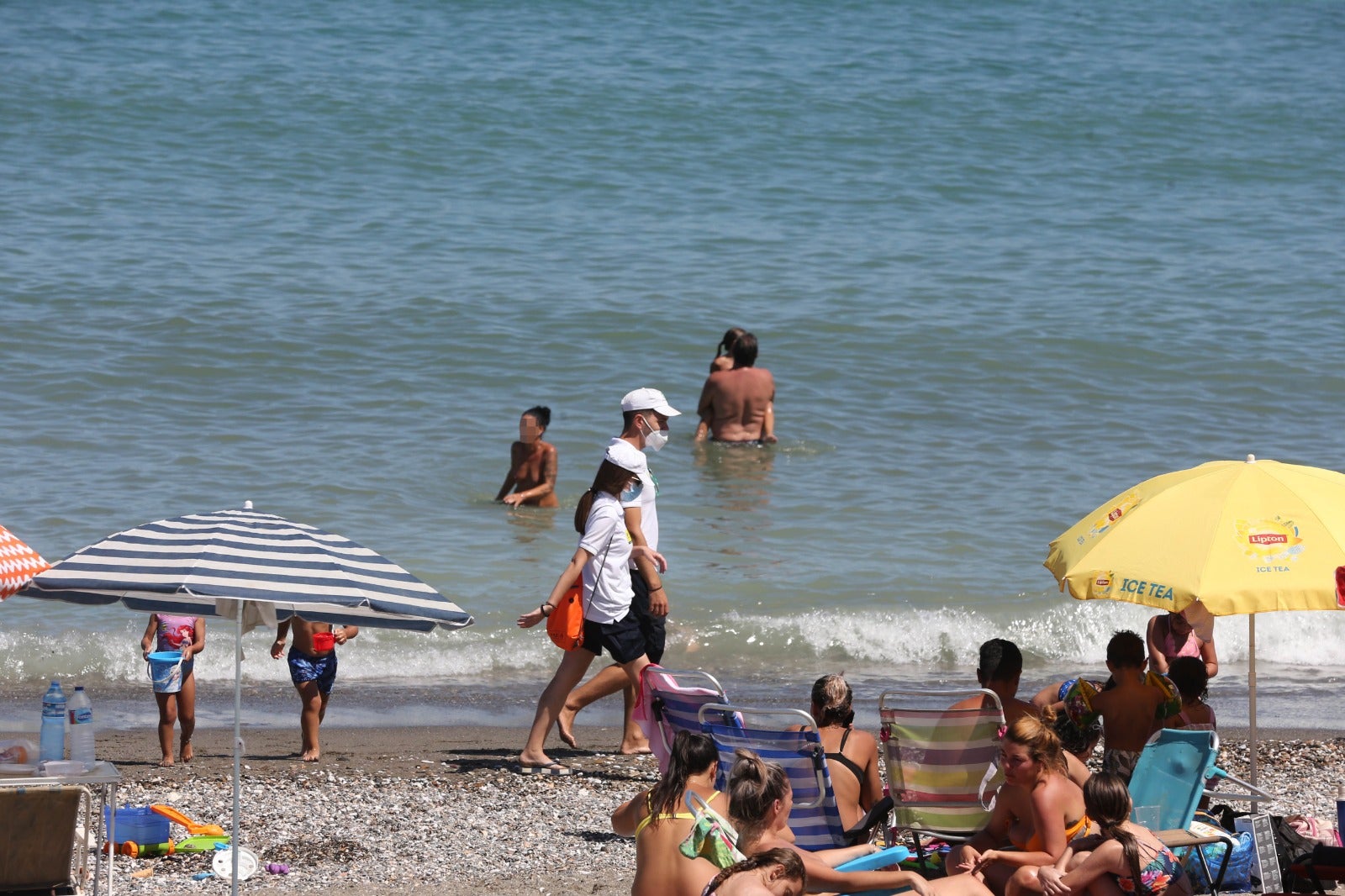 La avalancha de bañistas obliga al cierre puntual de 29 playas en Málaga por exceso de aforo