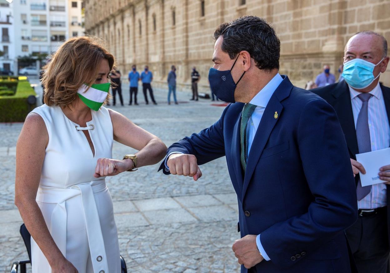 Susana Díaz y Juanma Moreno se saludan a las puertas del Parlamento antes de comenzar el acto de homenaje a Blas Infante. julio muñoz. 