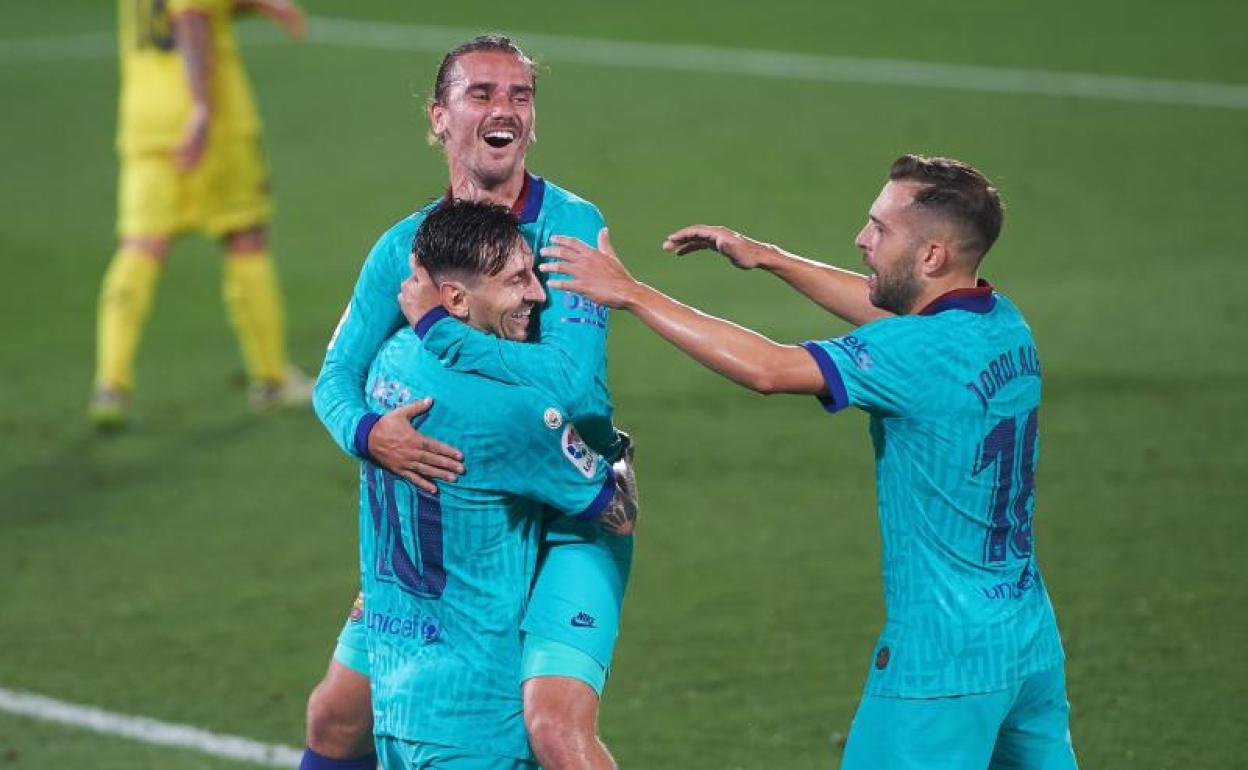 Messi abraza a Griezmann tras el gol del francés contra el Villarreal. 