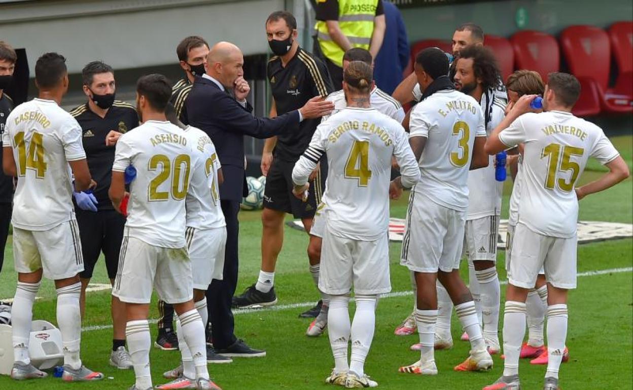 Zidane habla con sus futbolistas en una pausa de hidratación en San Mamés. 