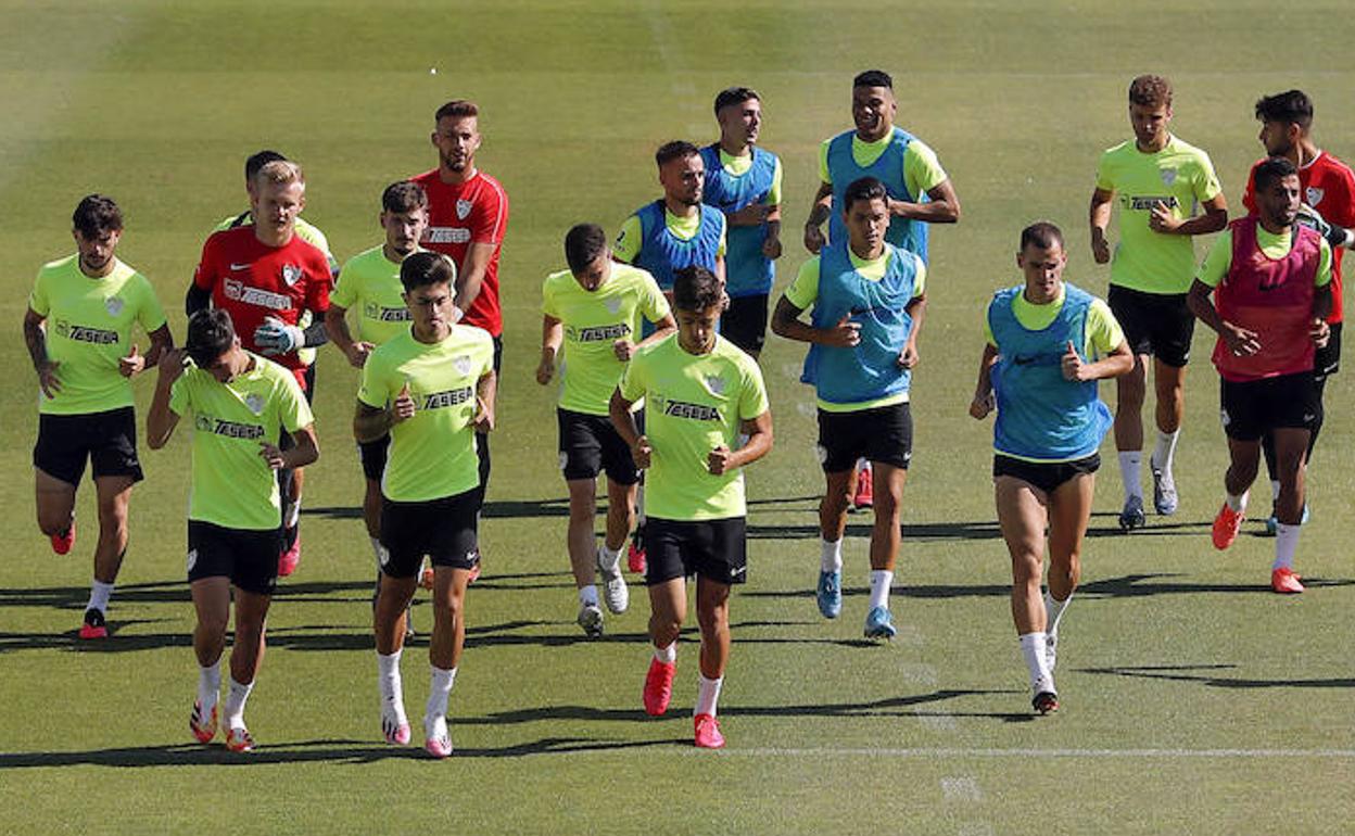 Los jugadores del Málaga, durante un entrenamiento de esta semana. 