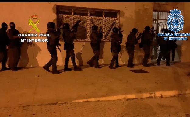 Uno de los registros de la operación 'Arka Alar', llevada a cabo por la Policía Nacional y la Guardia Civil.