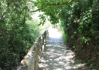 Imagen secundaria 1 - El Turón siempre quedará a la izquierda. Buena parte del camino cuenta con vallas de madera. El camino es idóneo para iniciar a los más pequeños en el senderismo fluvial.