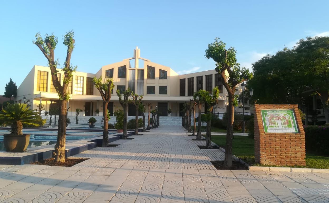 Los naranjos que había en Martiricos ya han rebrotado en su nuevo hogar, frente a la iglesia de Parcemasa. 