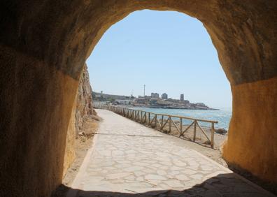 Imagen secundaria 1 - Sendero por el que discurre este tramo de la Senda Litoral de Málaga. Túnel del Peñón del Cuervo. Camino hacia La Araña.