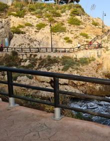 Imagen secundaria 2 - Barriada de La Araña con su torre vigía. Por el paseo de La Cala del Moral se llega a la zona conocida como El Cantal. Recorrido junto a los acantilados.