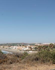 Imagen secundaria 2 - Uno de los miradores habilitados junto al camino. Lugar donde se unen las playas Ancha y de la Sal. Vista de la bahía de Casares.