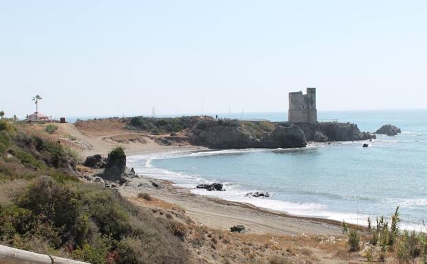 Imagen principal - Al fondo la Torre de la Sal. Se puede ver mucha vegetación autóctona por el camino. Vista de la Torre de la Sal.