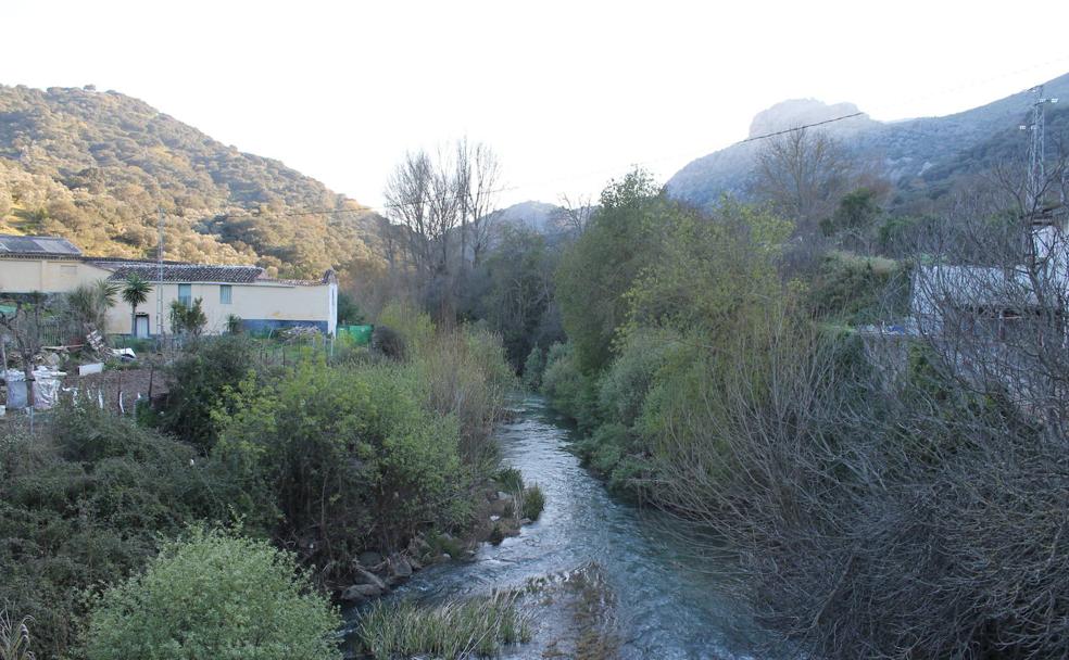 El Guadiaro pasa junto a la barriada de la Estación de Benaoján