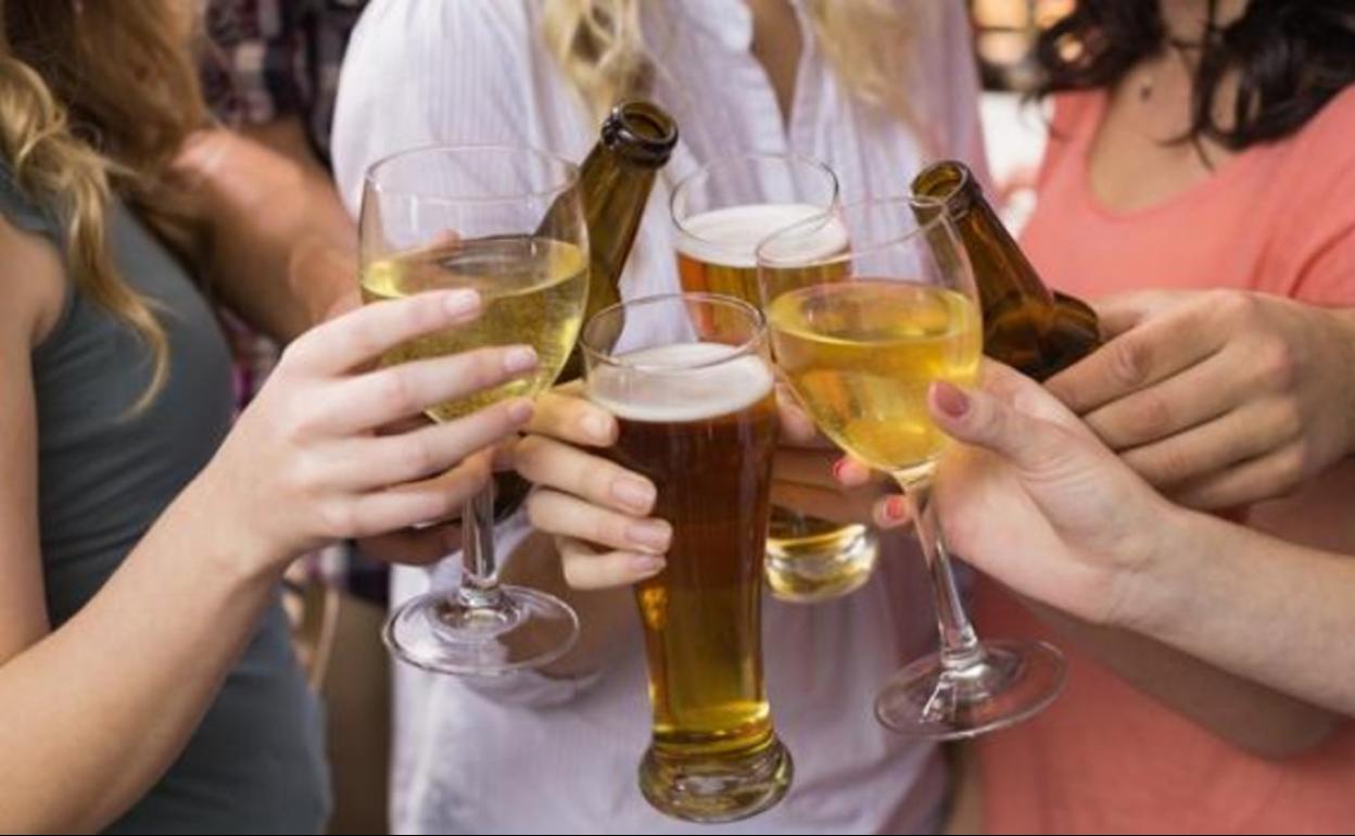 Sanidad avisa: «Beber alcohol incrementa el riesgo de contraer coronavirus»
