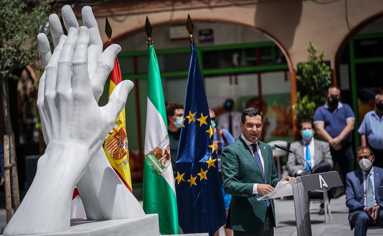 Primera de las esculturas de homenaje que Andalucía dedica a los profesionales sanitarios y al resto de personas que luchan contra el Covid-19