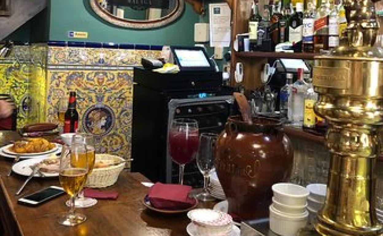 Vista del interior del Bar Málaga. 