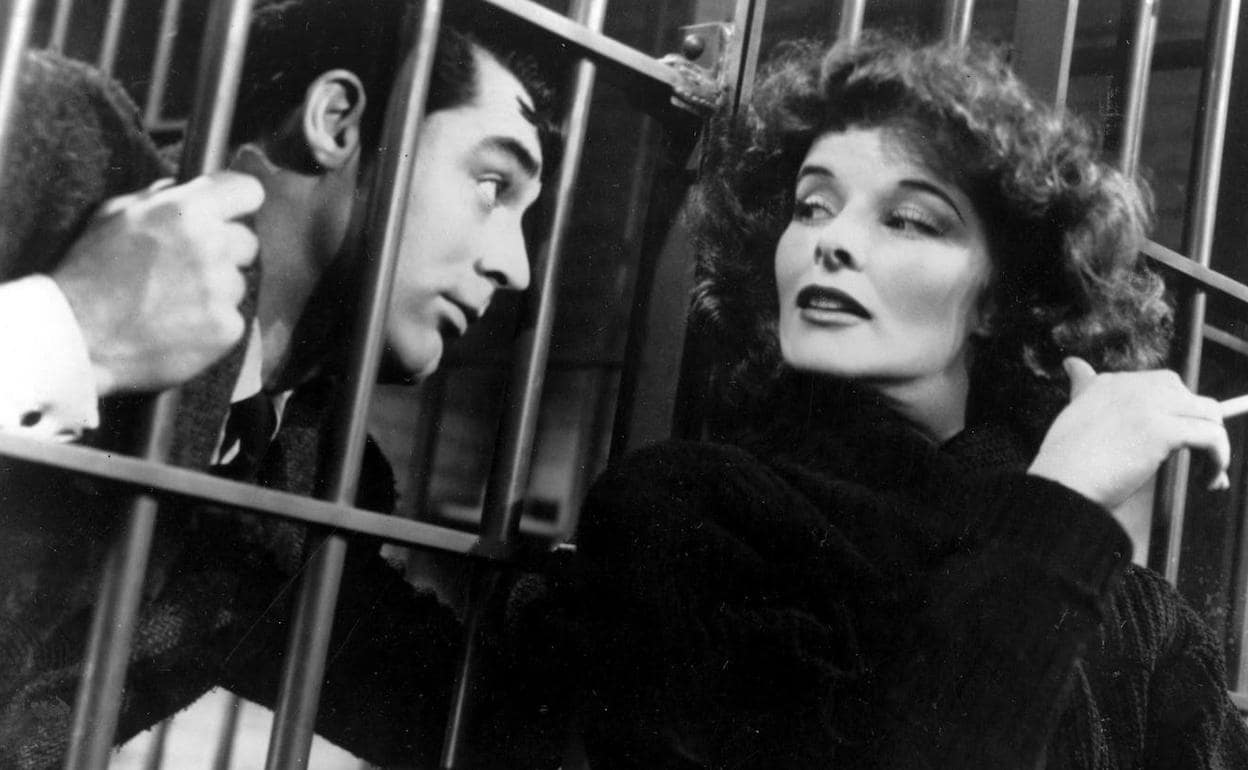 Katharine Hepburn y Cary Grant, en un fotograma de la película 'La fiera de mi niña'.