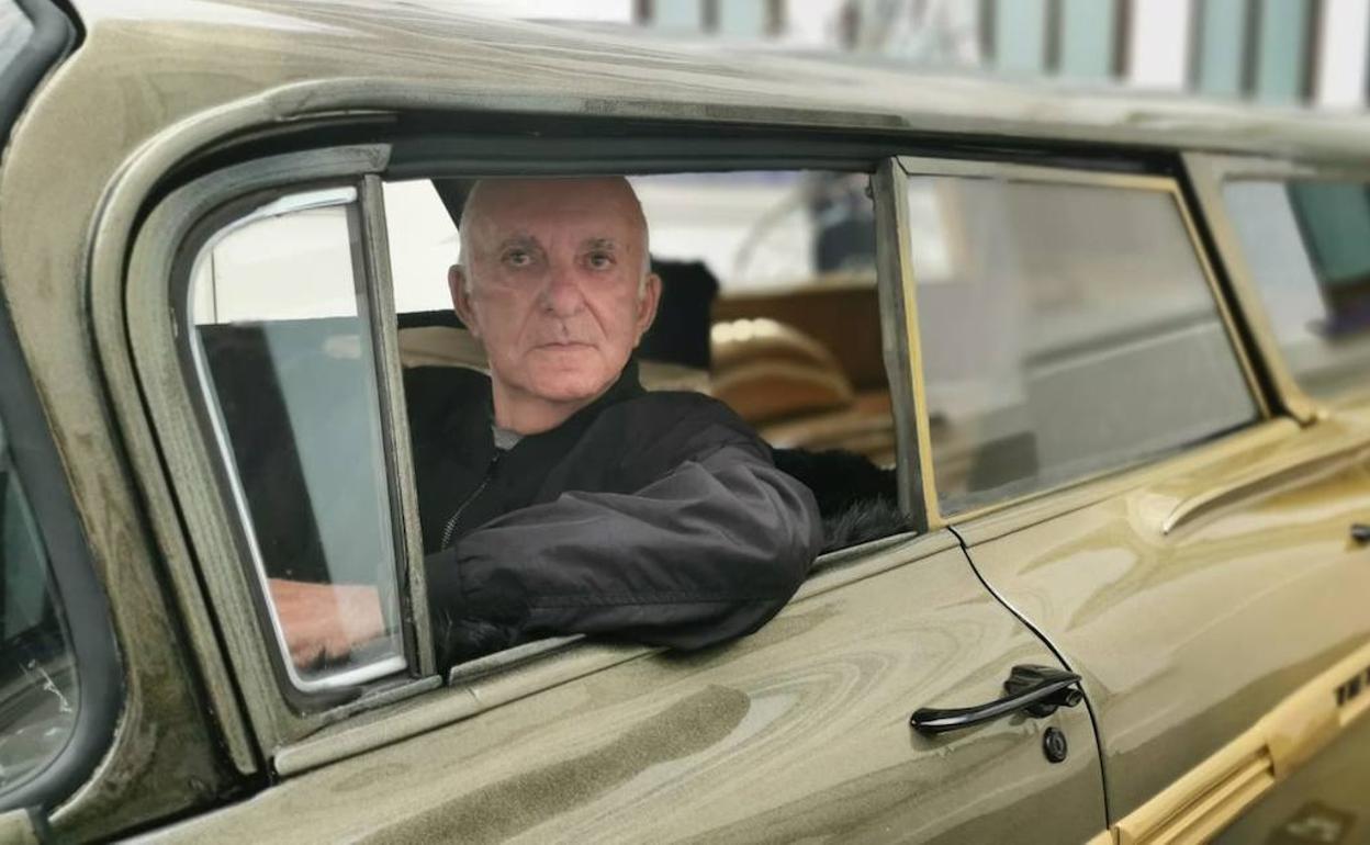 El coleccionista Joao Magalhaes, ayer a bordo de un Chevrolet Impala de 1952. 