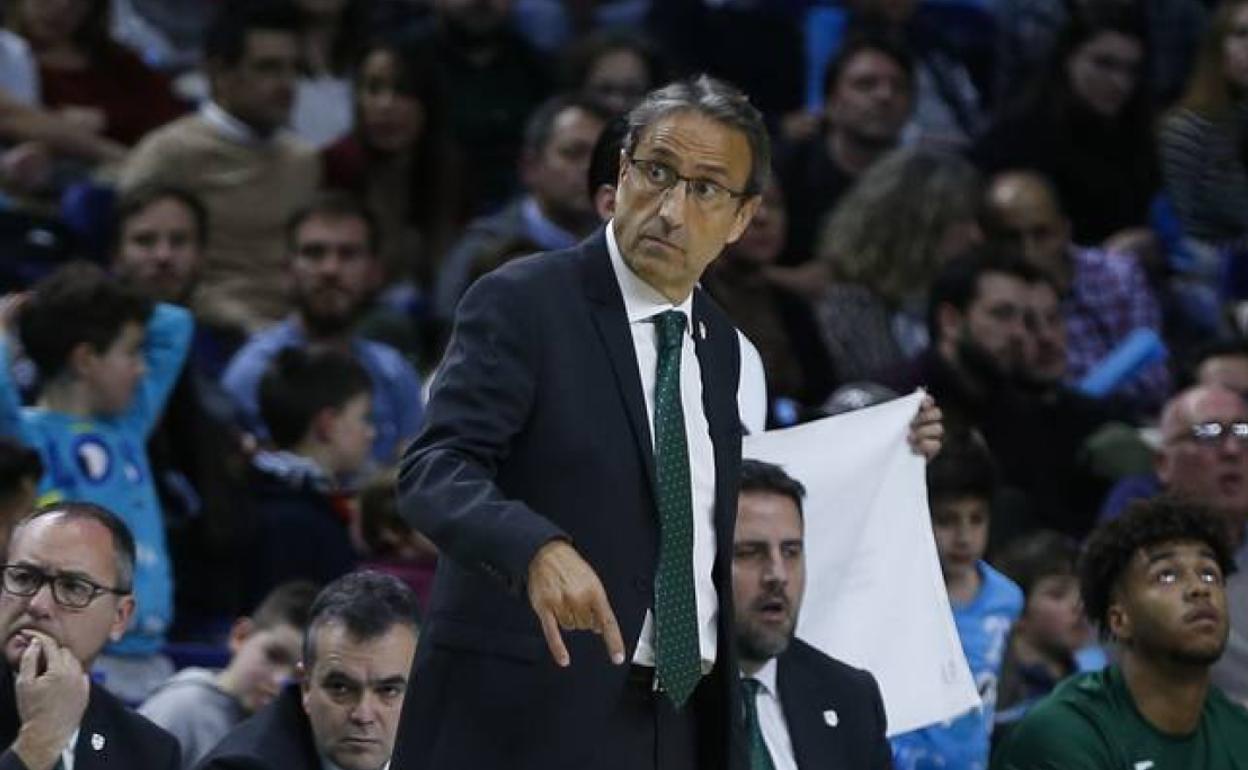 Casimiro da instrucciones en un partido de esta temporada. 