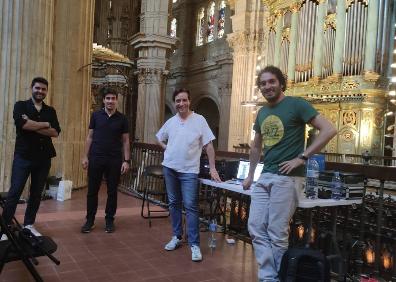 Imagen secundaria 1 - Arriba, el organista Antonio del Pino, junto a los trompetistas Antonio Moreno y Alejandro Gómez, en la catedral. Abajo, los tres músicas con el técnico de sonido Antonio Romero. A la derecha, dirigiendo a la OFM en el Stabat Mater.