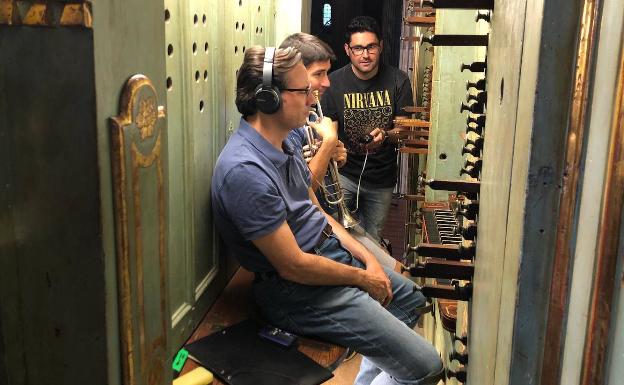 Imagen principal - Arriba, el organista Antonio del Pino, junto a los trompetistas Antonio Moreno y Alejandro Gómez, en la catedral. Abajo, los tres músicas con el técnico de sonido Antonio Romero. A la derecha, dirigiendo a la OFM en el Stabat Mater.