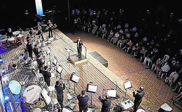 Una vista del escenario de la Orquesta Filarmónica de Málaga junto a la muralla del Castillo. 