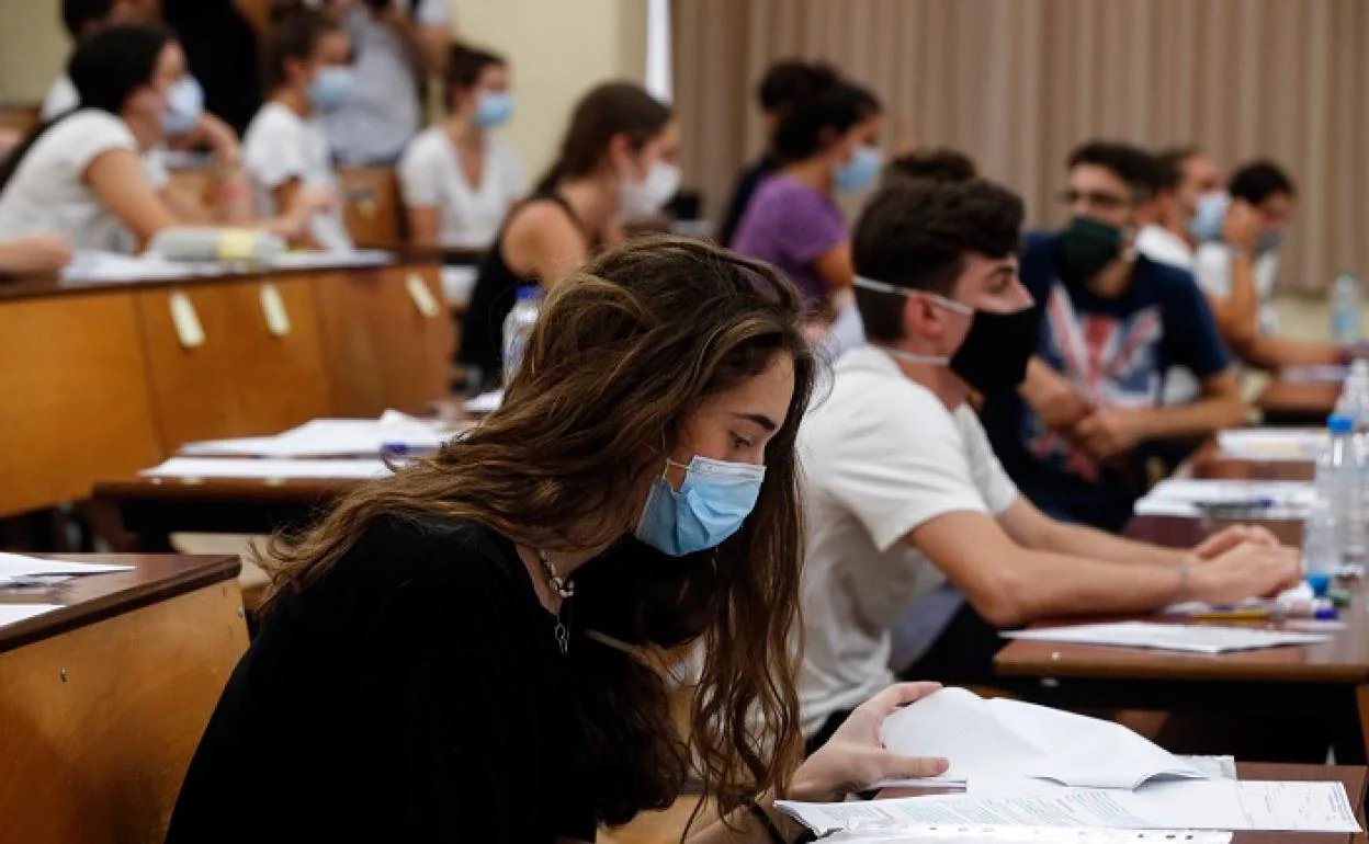 Imagen tomada de una estudiante durante el desarrollo de un examen de Selectividad este año en Málaga. 