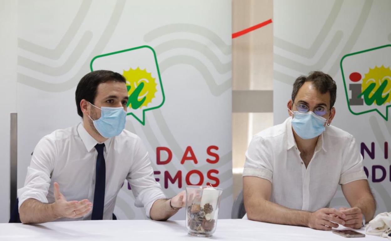 Valero, a la derecha, junto a Garzón, esta mañana en Málaga.