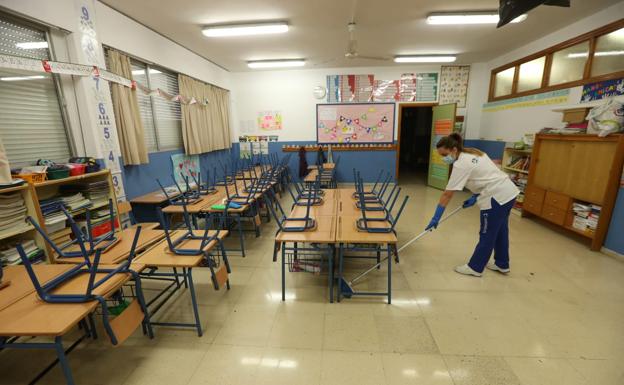 Imbroda apela a superar la psicosis en la vuelta al cole: «hay que aprender a convivir» con el coronavirus