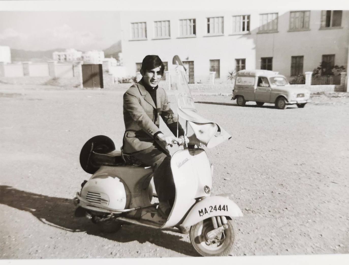 Con la Vespa de su padre, Rodrigo Martín. La foto está tomada en el barrio de Gamarra, donde vivía la familia de Martín Carpena. Su padre trabajó como operario en la Renfe hasta que se jubiló después de muchos años de duro trabajo. La casa familiar estaba muy cerca de la iglesia La Purísima. 