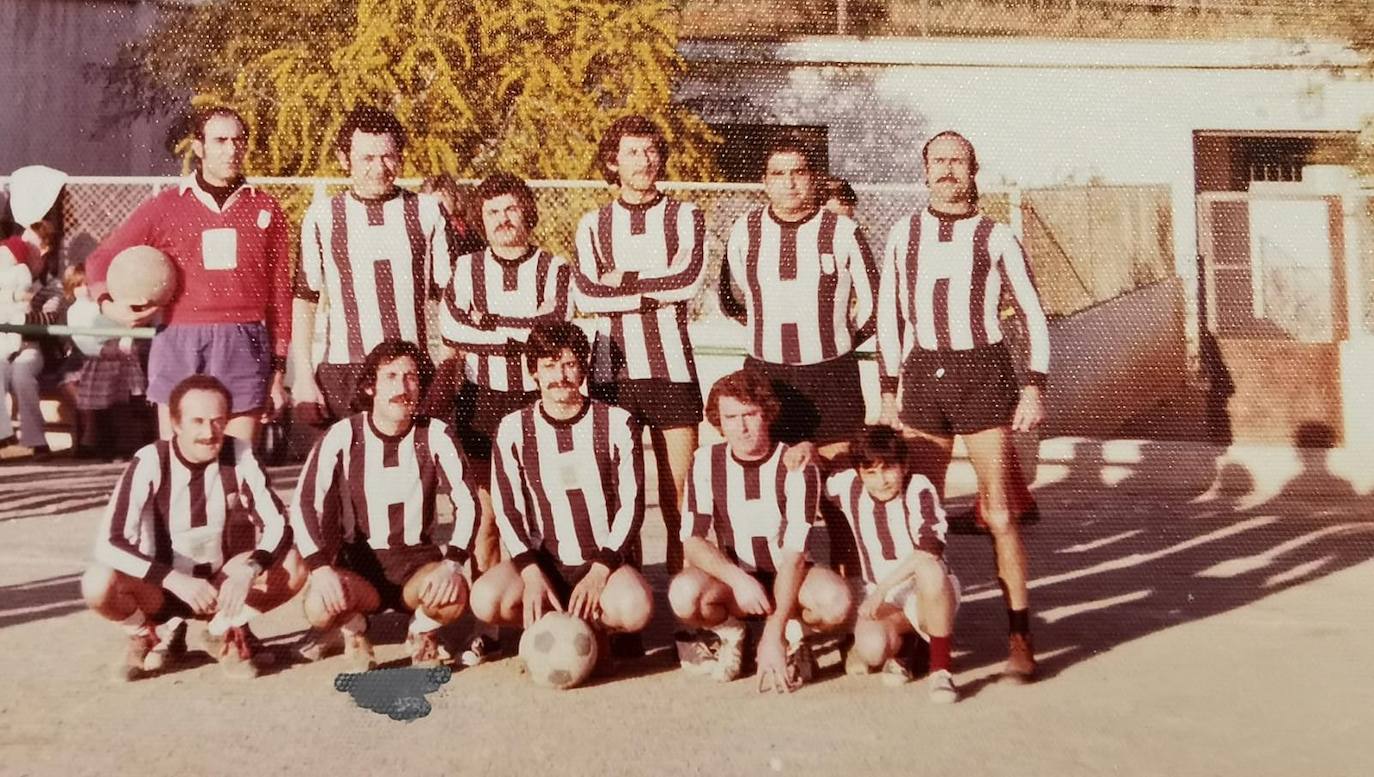 Una foto del equipo de fútbol del Instituto Nacional de la Marina, donde Martín Carpena fue funcionario. Es el segundo de la izquierda, entre la parte del equipo que posa con las rodillas flexionadas. 