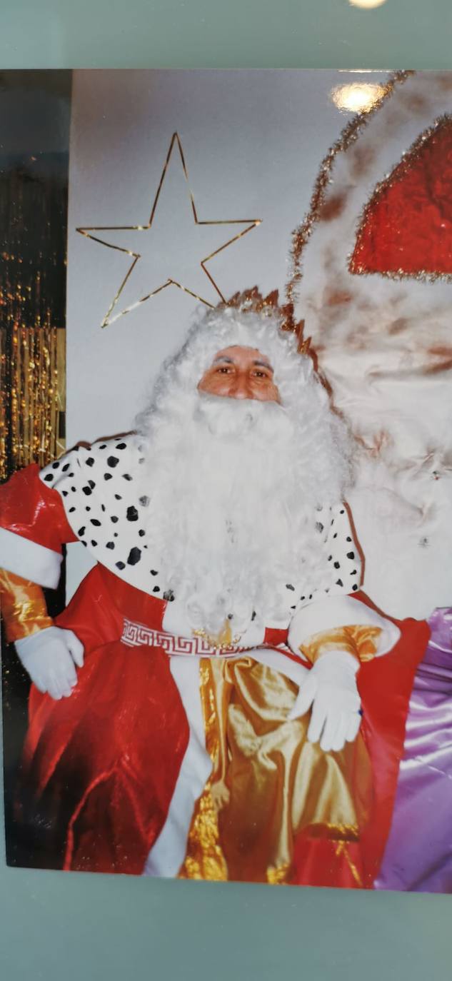 Disfrazado de Rey Melchor para participar en una cabalgata en la barriada de Los Asperones, en 1999. Ese día repartió juguetes y felicidad entre unos niños que crecían, igual que hoy, en un contexto muy adverso. 