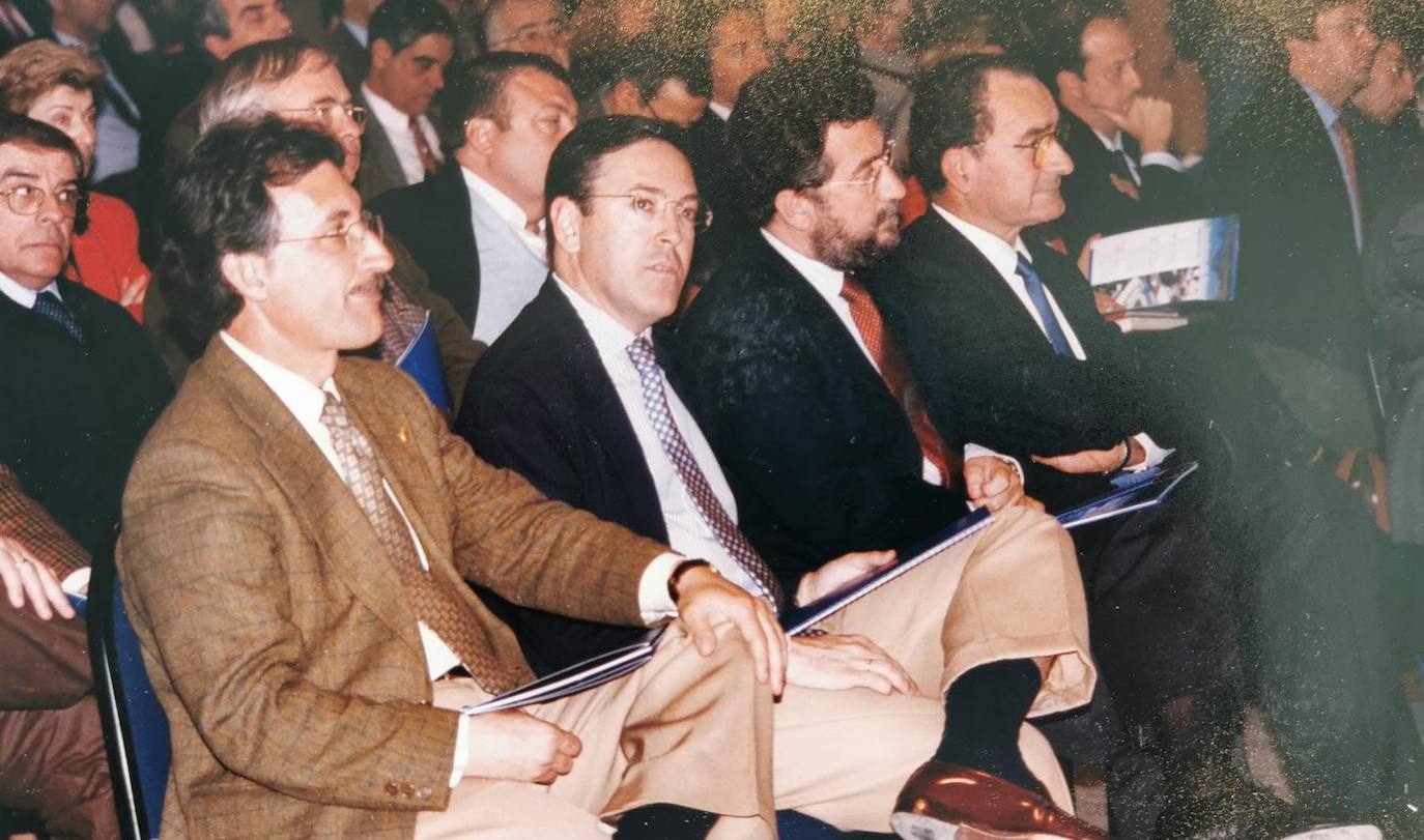 Un acto del PP, celebrado en Málaga Palacio en 1998. En la primera fila, Martín Carpena atiende junto a Manuel Atencia, Francisco Aguilar y Francisco de la Torre. Atencia, entonces, era el presidente del PP de Málaga, que fue luego sucedido por Joaquín Ramírez. Aguilar era el concejal de Hacienda en el Ayuntamiento de Málaga. 