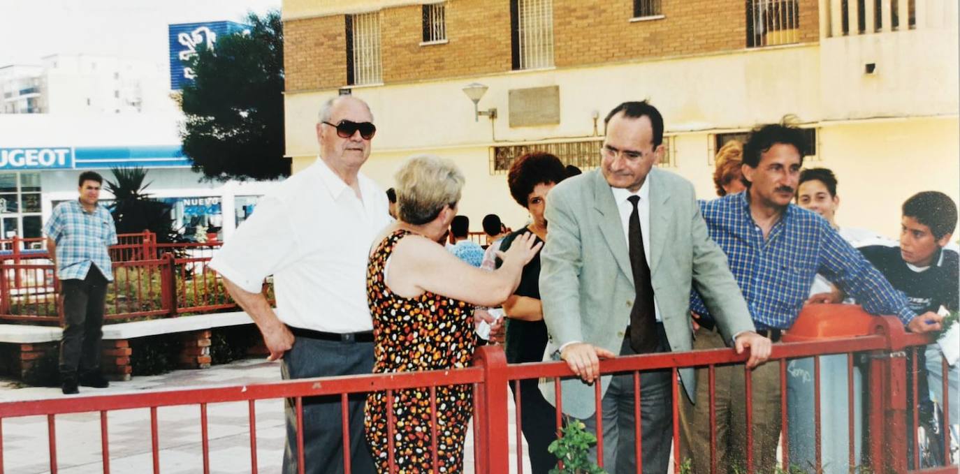 Otro acto con vecinos, en los que Martín Carpena se mostraba como era: cercano y accesible. La imagen corresponde a un evento organizado por la Asociación de Vecinos del Barrio de La Luz. Junto a él, Francisco de la Torre. .