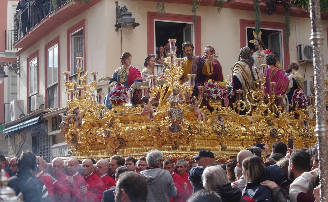 Salida procesional de la Cofradía de la Sagrada Cena el Jueves Santo. 